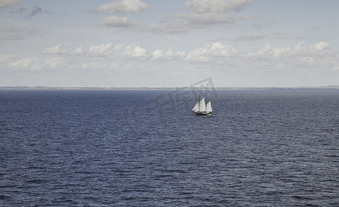 大帆船摄影照片_大海上的大帆船