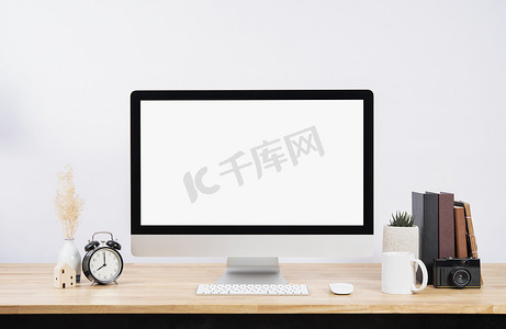 样机竖版ipad摄影照片_样机空白屏幕台式电脑和桌上的装饰品