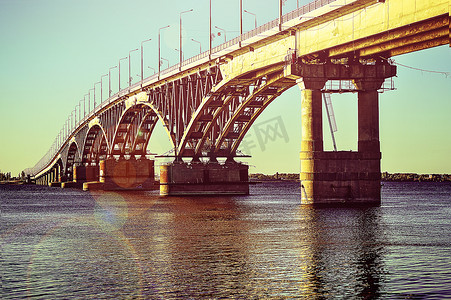 横跨水库的大型电机桥