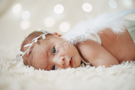 一个可爱的新生婴儿天使的画像。