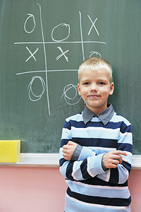 一年级数学课上快乐的小男孩