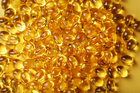维生素 Omega 3 鱼油金色胶囊特写