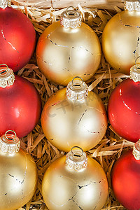 圣诞球红色和金色在vint的木篮顶视图中