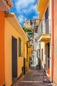 海滨小镇 Scilla、古老的中世纪城堡 Castello Ruffo 的建筑之间狭窄的步行街，墙壁色彩缤纷