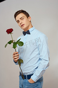 男士白色衬衫摄影照片_浪漫男士红玫瑰浅色衬衫裤套装