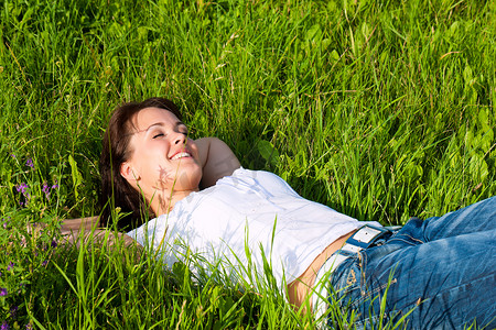躺在草坪上做梦的女人