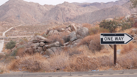 西部公路摄影照片_单向路标箭头，美国加利福尼亚州公路路边沙漠公路旅行