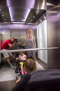 电梯里的幸福一家人