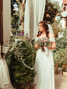 婚礼发型和化妆，美丽的年轻新娘在婚礼早晨戴着花环，幸福的白人女孩新娘造型。