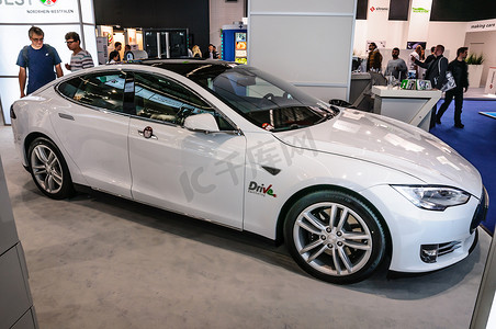 马自达3摄影照片_法兰克福-2015 年 9 月：Tesla Model S 在 IAA Internatio 上展示