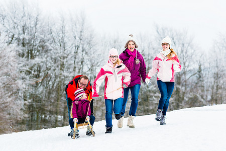 有孩子的家庭冬天在雪地里散步
