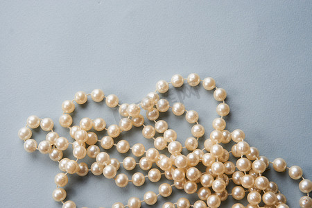 在灰色背景装饰装饰顶视图的珍珠小珠