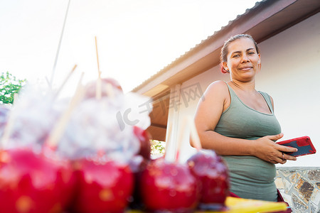 在尼加拉瓜马那瓜的一个公园里卖焦糖苹果的人。