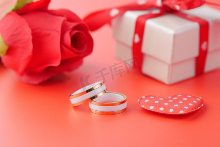 婚戒、礼盒和红色玫瑰花