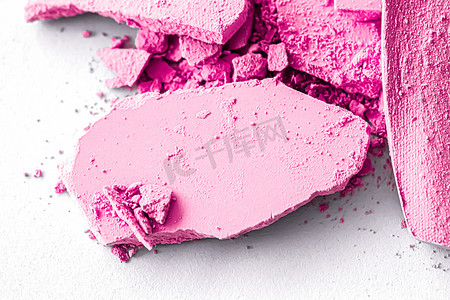 粉背景质感摄影照片_粉红色眼影粉作为化妆调色板特写，隔离在白色背景、破碎的化妆品和美容质感中