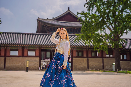 韩服女摄影照片_在景福宫穿着韩服的年轻白人女游客。
