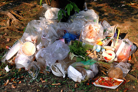 废塑料、垃圾、垃圾场、树底堆垃圾湿食品垃圾塑料袋、废物污染自然生态