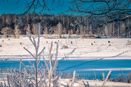 冬季景观，有湖泊和冰上的渔民