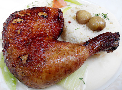 家禽鸡摄影照片_烤鸡腿配米饭和蔬菜