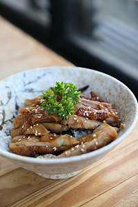 日本料理，木质背景的鸡肉照烧饭