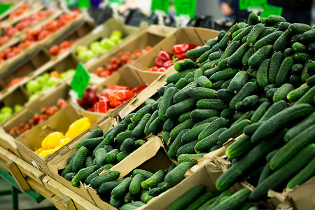 超市农产品货架上摆满了蔬菜。