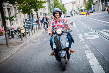 柏林街头的摩托车司机