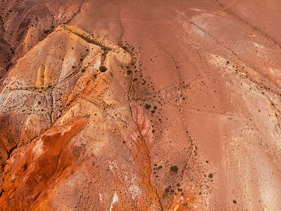 空中拍摄的黄色和红色纹理山脉，类似于火星表面