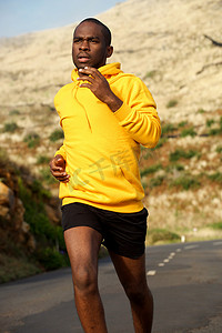 跑在街道上的非裔美国人的体育人