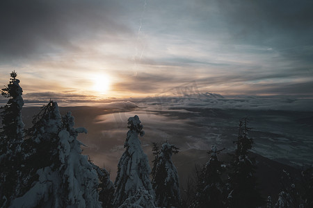 山顶云摄影照片_从山顶欣赏捷克共和国的壮丽日落、冰冻树木和山谷景观