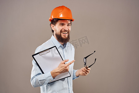 快乐的男性工程师橙色安全帽专业建筑工作