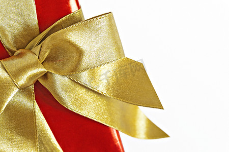礼品红摄影照片_带金丝带和隔离弓的礼品红盒