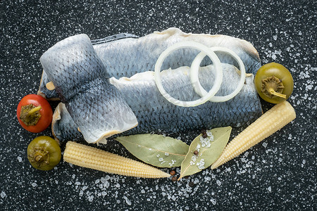 咸水杂鱼煲摄影照片_咸水鱼，凉拌开胃菜。