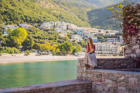 黑山布德瓦布德瓦里维埃拉的圣斯蒂芬岛圣斯蒂芬岛美丽景色背景下的女游客.