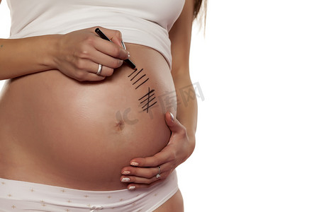 孕妇在肚子上画一条线