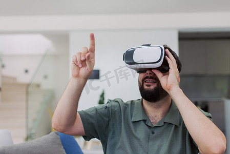 vr虚拟现实摄影照片_留着胡子的男人试戴 vr 眼镜