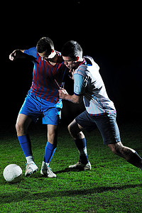 足球运动员在争夺球权
