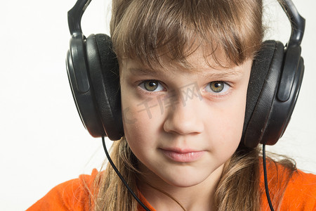 一个有目的的女孩戴着耳机的肖像