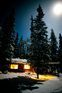 梦幻月光摄影照片_冬夜月光下的舒适小木屋