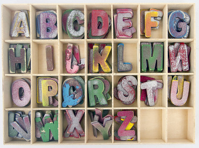 ABCDEFGHI 盒子里的木制字母
