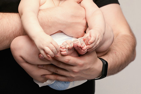 父亲把小婴儿抱在手里亲吻孩子