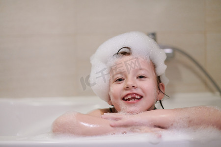 小女孩在洗澡玩肥皂泡沫