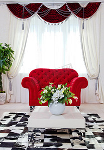物业表格摄影照片_在客厅内部的红色古典扶手椅