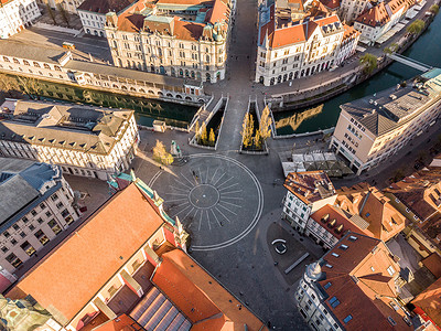 卢瑟摄影照片_无人机空中俯瞰斯洛文尼亚卢布尔雅那特罗莫斯托夫耶卢布尔雅那河上的普雷瑟伦广场和三重桥。