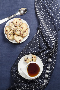 莓茶摄影照片_瓷盘和小红莓饼干