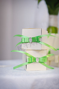 两个盒子，带绿色蝴蝶结的礼物