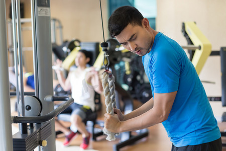 年轻人在健身房进行高强度锻炼时锻炼三头肌下压