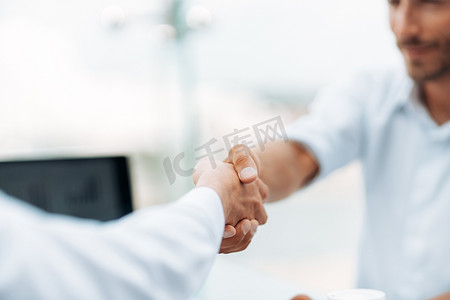 自信的商务人士握手。