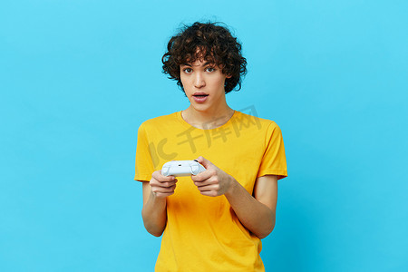 带有操纵杆视频游戏孤立背景的黄色 T 恤