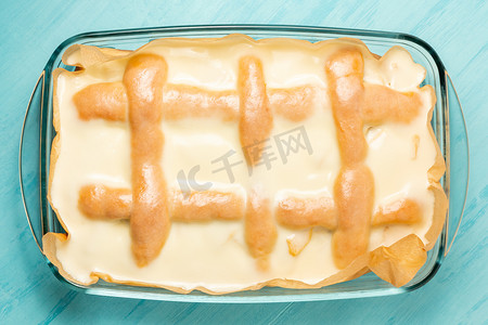 新鲜制作的自制苹果派，配有酸奶油和糖奶油，放在矩形烤盘中 — 照片、图片