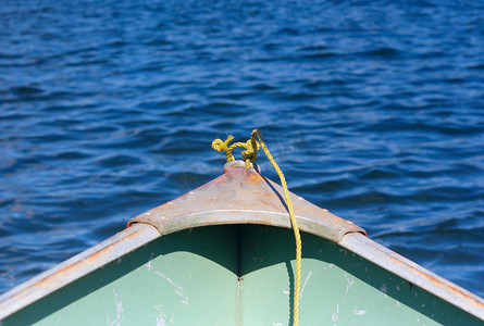 湖上小帆船前的黄色绳子